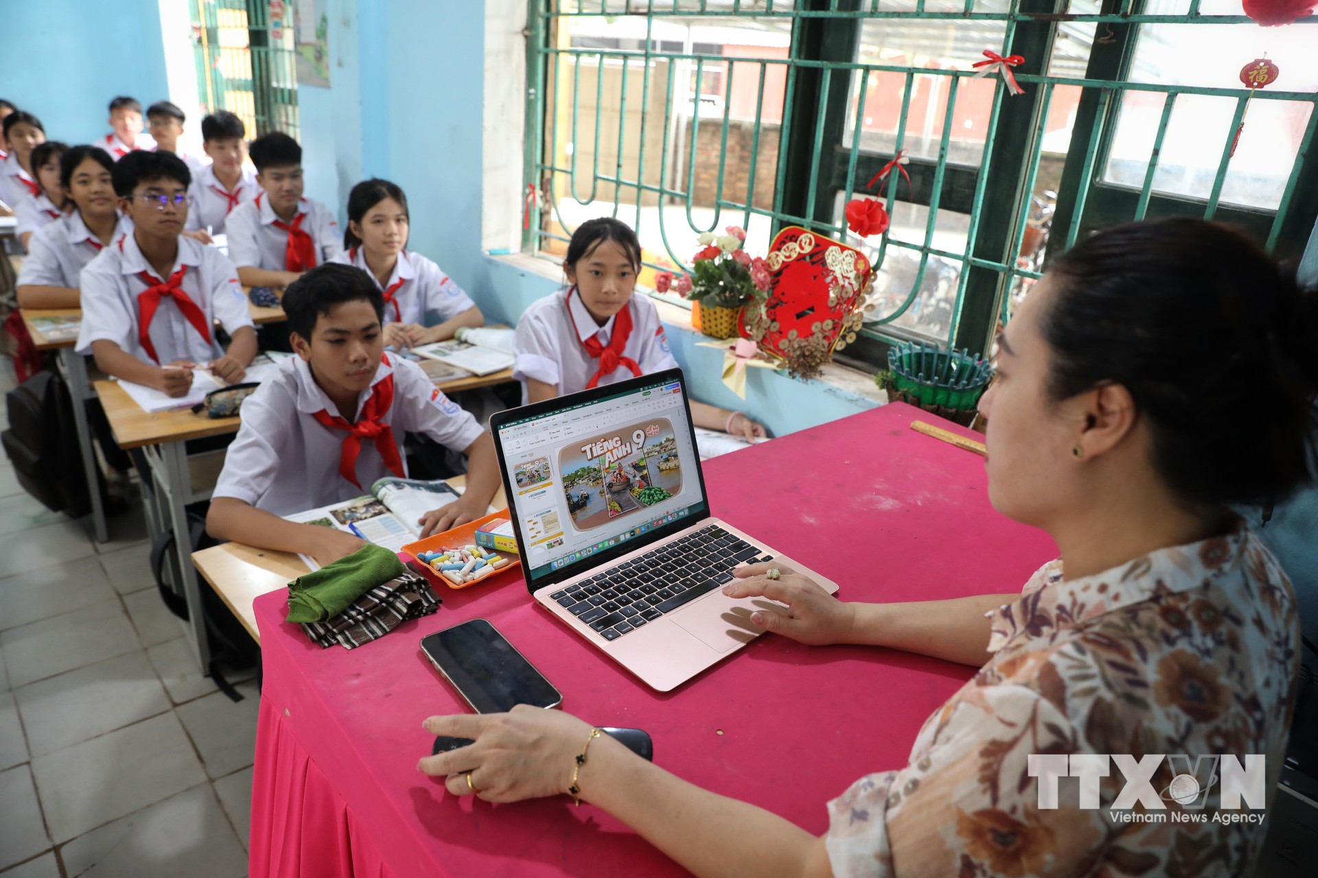 Ứng dụng phần mềm trong dạy và học tiếng Anh tại trường THCS Phúc Hòa. (Ảnh: Danh Lam/TTXVN)